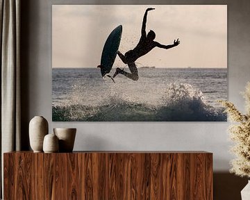 Surfer aan het strand van Seminyak Bali 