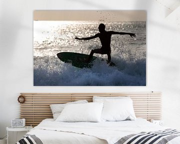 Surfer aan het strand van Seminyak Bali  by Willem Vernes