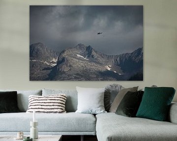 Sfeervolle Zwitserse berg met helikopter van Imladris Images