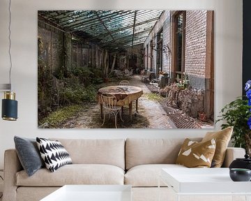 Terrasse abandonnée qui est en train d'être reprise par la nature. sur Het Onbekende