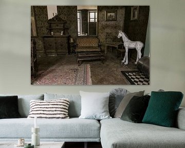 Living room with an old horse. by Het Onbekende