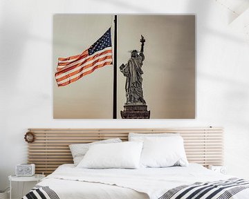 Vrijheidsbeeld met vlag in New York City van Patrick Groß