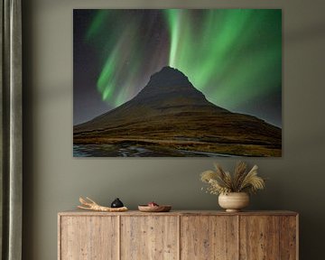 Kirkjufell en Kirkjufellsfoss in IJsland met noorderlicht van Patrick Groß