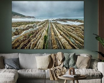 Die felsige Küste von Zumaia in Spanien von Frans Nijland