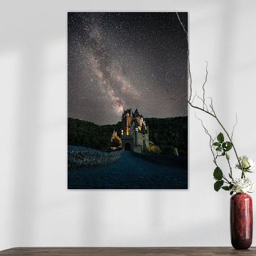 Galaxie in einer märchenhaften Landschaft
