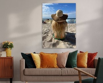 Meisje op het strand met een hoed op van Anna Sasiadek