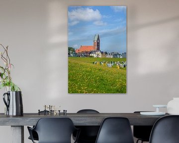 Chaises de plage sur la plage verte et église de la garnison à Cuxhaven-G sur Torsten Krüger