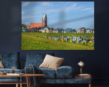 Chaises de plage sur la plage verte et église de la garnison à Cuxhaven-G