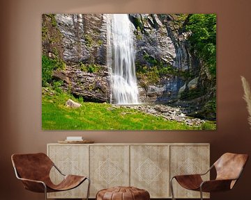 Une belle chute d'eau dans le canton du Tessin en Suisse sur Dieter Fischer