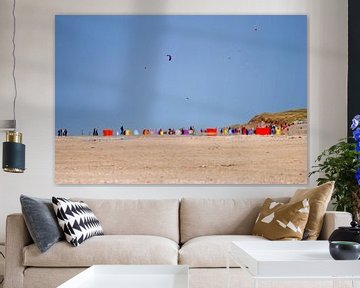 Vliegers boven het strand van Texel. von Margreet van Beusichem