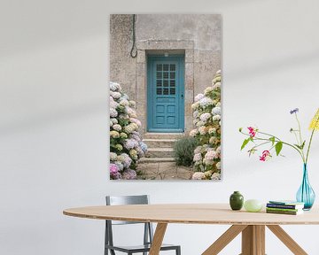 Hortensia's en turquoise deur in Bretagne | Foto art print | Frankrijk reisfotografie van HelloHappylife