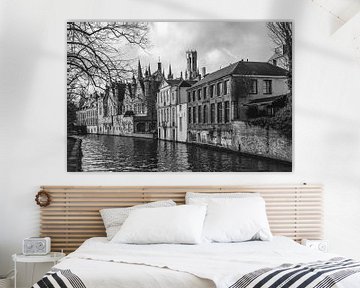 Brugs stadsgezicht vanaf de Meebrug met Middeleeuwse gevels en Belforttoren | Zwart-wit van Daan Duvillier
