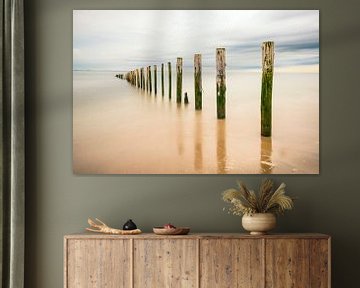 Poteaux de plage dans la mer à la plage de la mer du Nord sur Sjoerd van der Wal Photographie