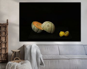 Minimalistisches Stillleben mit Melone und Zitrone. von Saskia Dingemans Awarded Photographer