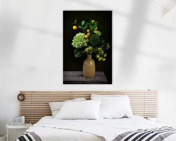 Nature morte bouquet de fleurs jaunes dans un vase sur Marjolein van Middelkoop