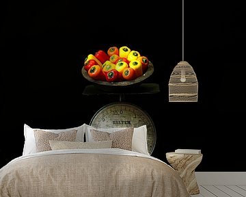 Stilleben mit antiken Waagen und bunten Paprikaschoten.