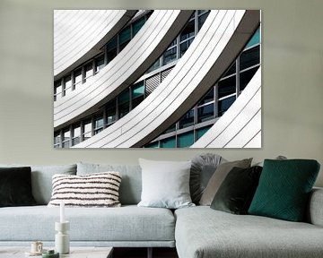 Für Architekturliebhaber ist er ein Muss: Der Düsseldorfer MedienHafen hat große Namen. Mit dem dreiteiligen, organisch geformten Gebäudeensemble Neuer Zollhof hat der renommierte Architekt Frank O. Gehry ein echtes Wahrzeichen in Düsseldorf geschaffen. von peter reinders