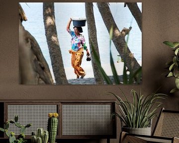 Een Balinese vrouw langs het strand