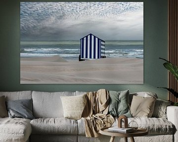 Blauw/wit gestreepte strandcabine aan de Belgische kust.