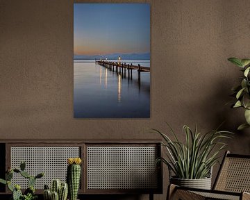 voor zonsopgang bij Chiemsee van Walter G. Allgöwer