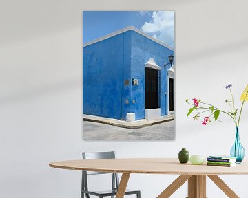 Blauw huis onder een blauwe hemel in een mexicaanse stad van Kris Ronsyn