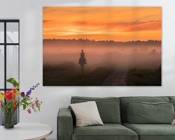 Cheval dans la brume sur la Veluwe au coucher du soleil sur Esther Wagensveld