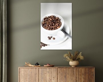 Koffiepauze, geroosterde koffiebonen in een kopje van Tim Zentgraf