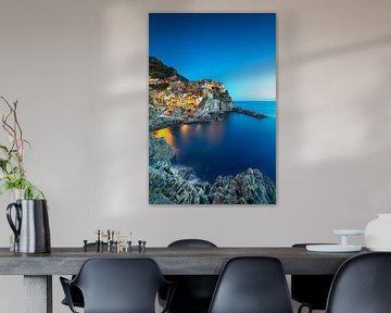 Blauw uur boven het fantastische dorp Manarola in Cinque Terre van Stefano Orazzini