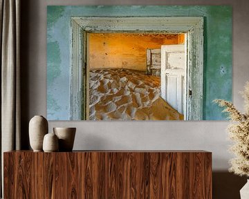 Kolmanskop vergane kleuren en deuren.... van Ton van den Boogaard