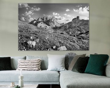 Idyllische berghut op de alm bij de drie toppen in zwart-wit van Manfred Voss, Schwarz-weiss Fotografie