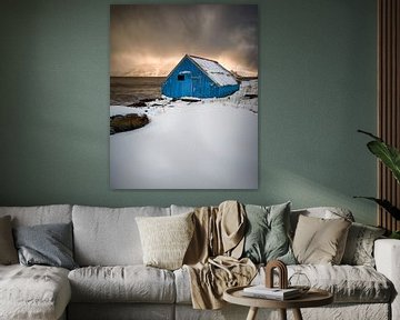 Blauwe vissershut tijdens sneeuwstorm op Godøy, Sunnmøre, Møre og Romsdal, Norway van qtx
