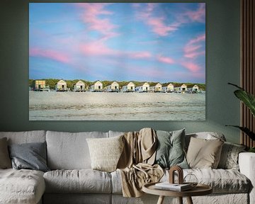 Strandhuisje langs de Nederlandse zeekust bij zonsondergang