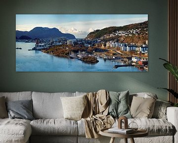 Uitzicht richting Ålesund met Godøy in de achtergrond, Noorwegen van qtx