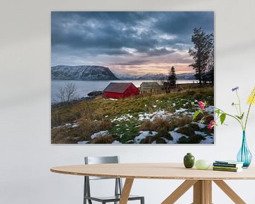Winter landschap en zonsondergang met twee vissers hutten op Godøy, Ålesund, Noorwegen van qtx