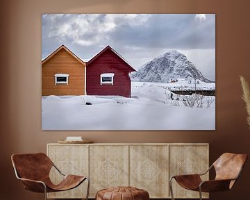 Winter landschap met kleurige hutten en berg op Godøy, Ålesund, Noorwegen van qtx