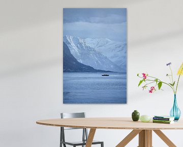 Safariboot mit den Sunnmøre-Alpen im Hintergrund bei Godøy, Ålesund, Norwegen von qtx