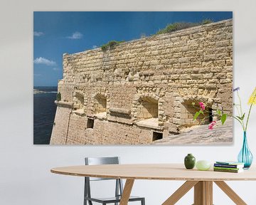 Historische kalkstenen muur in Malta van Ulrike Leone