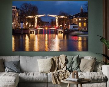 Ponts illuminés d'Amsterdam sur la rivière Amstel en hiver sur Sjoerd van der Wal Photographie