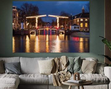 Amsterdam verlichte bruggen aan de Amstel in de winter