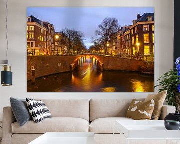 Amsterdamse verlichte bruggen aan de Herengracht in de winter