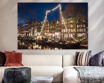 Amsterdam beleuchtetes klassisches Segelboot in der Innenstadt cana