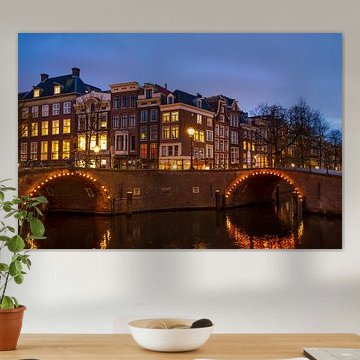 Amsterdam beleuchtete Brücken an der Herengracht im Winter