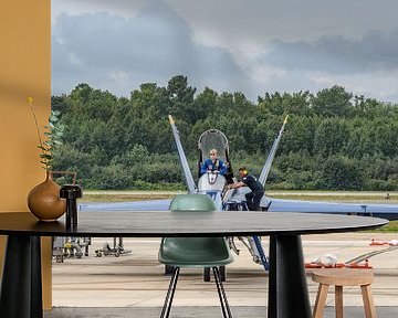 Blue Angel nummer 5 stapt in zijn F/A-18 Hornet. van Jaap van den Berg