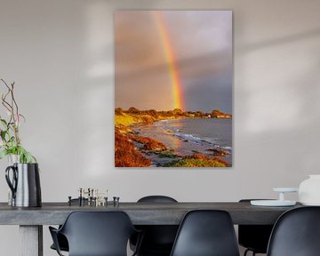 Côte de la mer Baltique avec arc-en-ciel sur l'île de Mön au Danemark