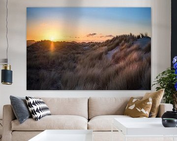 Ameland, untergehende Sonne in den Dünen in Strandnähe. von Wendy de Jong