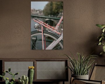 Fiets in Amsterdam | Kleur foto print | Nederland reisfotografie van HelloHappylife