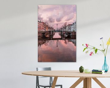 Leiden kleurt roze bij de Lourisbrug over de Herengracht. (0121) van Reezyard
