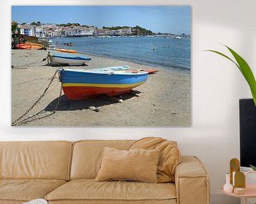 Klein kleurig bootje op het strand van Cadaqués van Evert-Jan Hoogendoorn