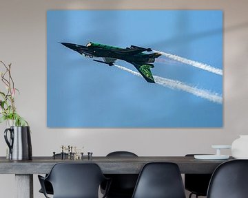 F-16 General Falkon op zijn kop in de lucht van Jolanda Aalbers