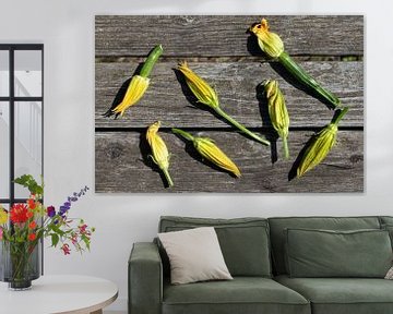 Zucchiniblüten auf Brettern aus Holz von Ulrike Leone